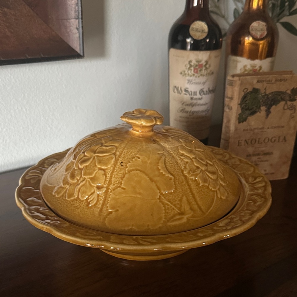 Elegant Dick Knox Yellow Ceramic Covered Dish